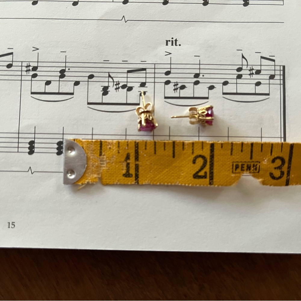 14kyg Ruby stud earrings, 5mm - Picture 4 of 11